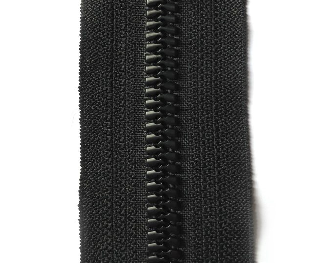 Plastic dynamic teeth zipper